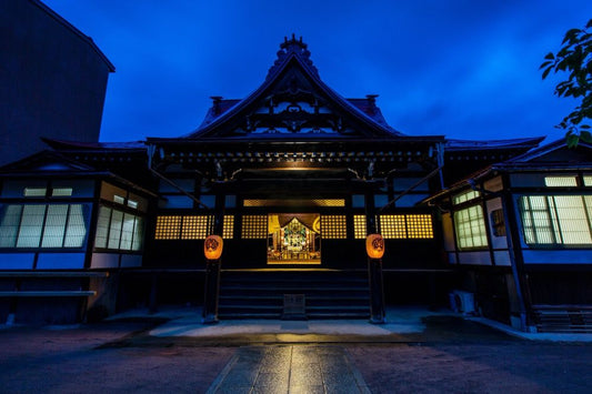 Takayama：Night Calligraphy Experience in a Temple